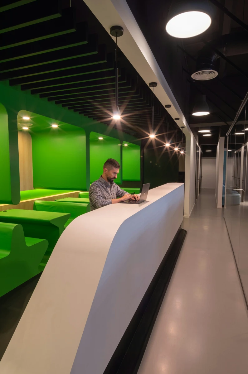 Mężczyzna sprawdzający zdalnie dane pomiarowe z wodomierza.